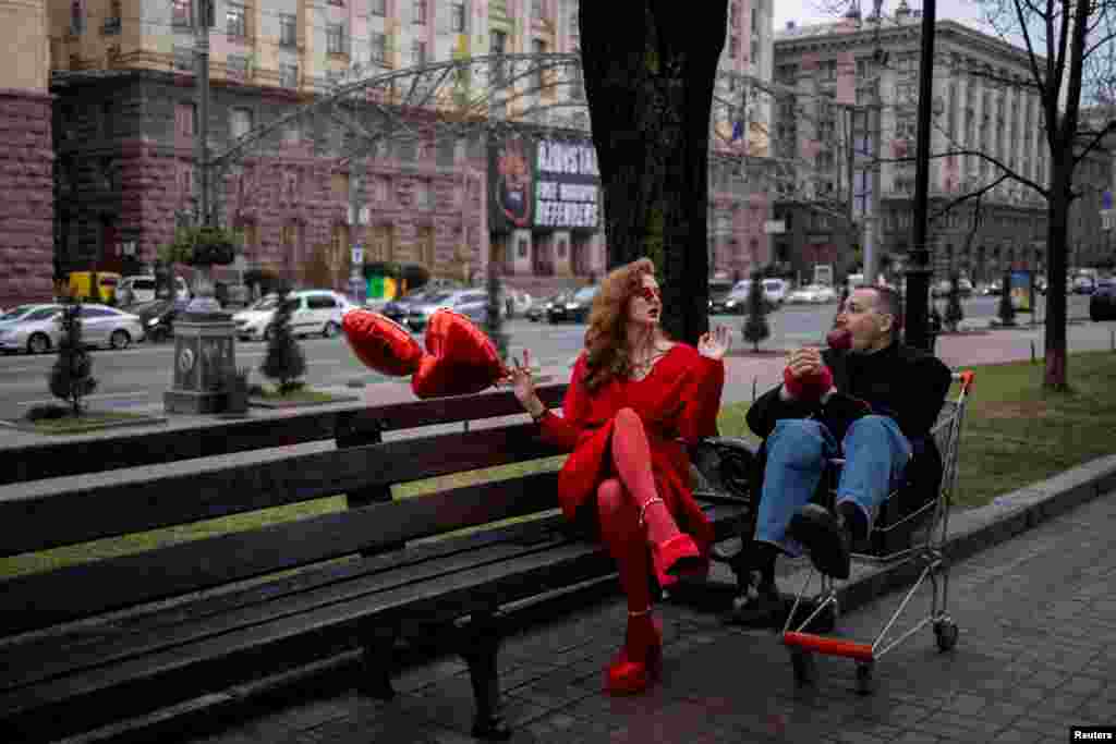 Ukrajinska pjevačica Gelya Zozulya tokom snimanja videa na Valentinovo, usred ruskog napada na Ukrajinu, u središtu Kijeva, Ukrajina 14. februara 2024. 