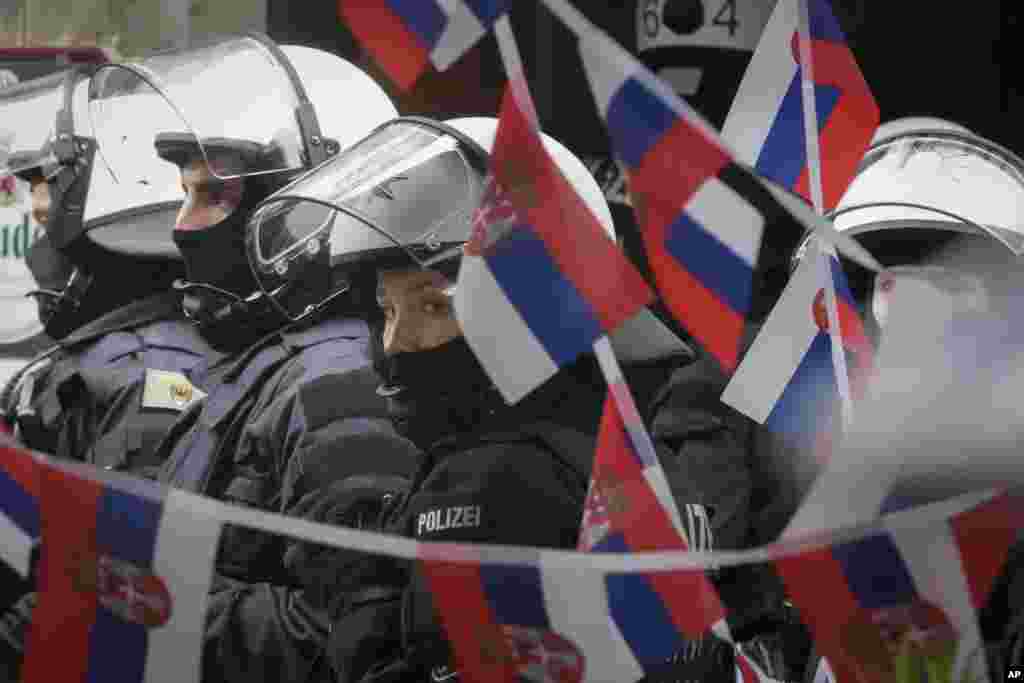 Policija stoji pored restorana okićenog srpskim zastavama uoči utakmice grupe C između Srbije i Engleske, 16. juna 2024.