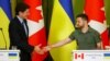 Ukrajinski predsednik Volodimir Zelenski (desno) i kanadski premijer Džastin Trudo rukuju se tokom zajedničke konferencije za novinare u Kijevu, 10. juna 2023. godine