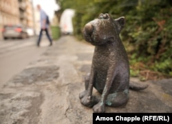Jedna od nekoliko statua psa na malom trgu u Pešti
