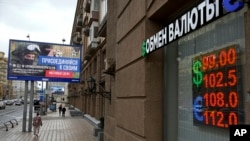 Rubla rusească a atins cea mai scăzută valoare de când Moscova a atacat Ucraina. Sancțiunile occidentale afectează exporturile de energie și slăbesc cererea pentru moneda națională.