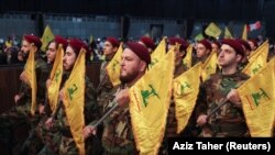 Članovi Hezbolaha sa zastavama tokom skupa koji obilježava Hezbolahov "dan mučenika", Bejrut, Liban, 11. novembar 2022.