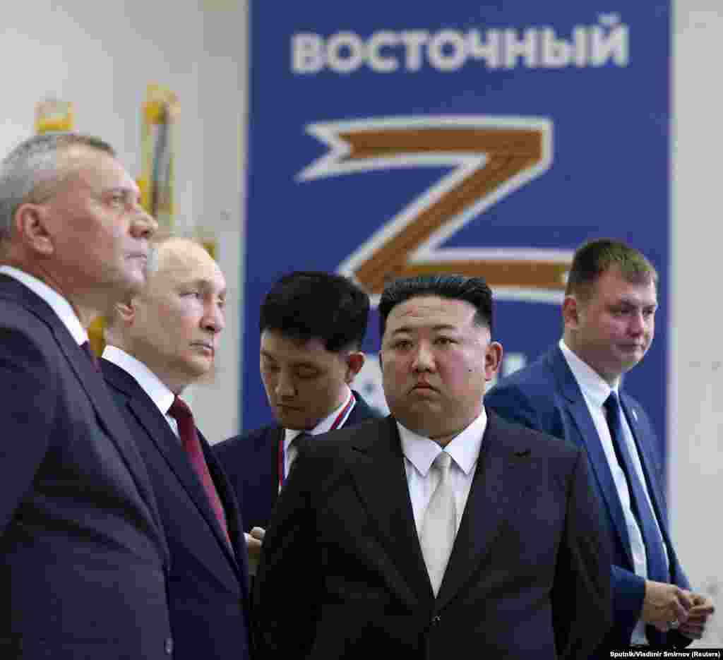 Președintele rus Vladimir Putin și liderul nord-coreean Kim Jong Un vizitează Сosmodromul Vostohnîi din Orientul Îndepărtat al Rusiei, pe 13 septembrie 2023. Întâlnirea a avut loc în timp ce invazia Rusiei în Ucraina continuă să consume arsenalul Kremlinului și la o lună după ce Kim a cerut producătorilor de arme din țara sa să „crească dramatic” producția.