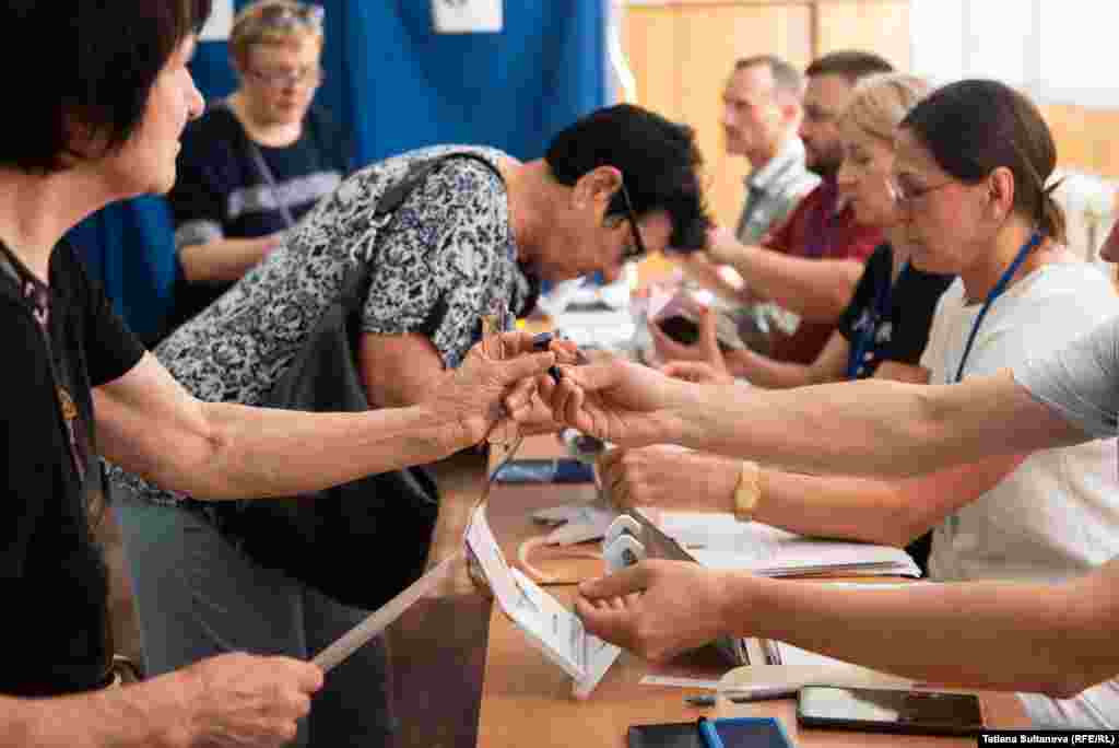 După datele Autorității Electorale Permanente de la București, la secțiile din R. Moldova au votat, până la 16:00, peste 37 de mii de cetățeni moldoveni care au și cetățenia română. 