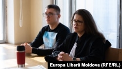 Marin Pavlescu și avocata sa, Doina-Ioana Străisteanu, în ședința din 15 martie de la Judecătoria Chișinău, sectorul Centru