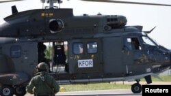 Pripadnik KFOR-a u sjedištu NATO-a u Prištini, 20. juna 2023. 