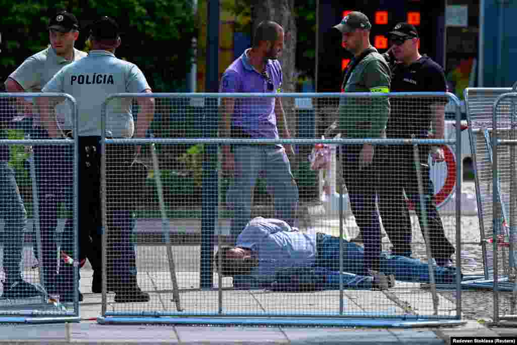 Un suspect este reținut de poliție după incidentul în care a fost implicat, pe 15 mai, premierul slovac Robert Fico. Prim-ministrul Slovaciei era în orașul Handlova, pentru o ședință de guvern. Rănit, Fico a fost transportat de urgență la spital.