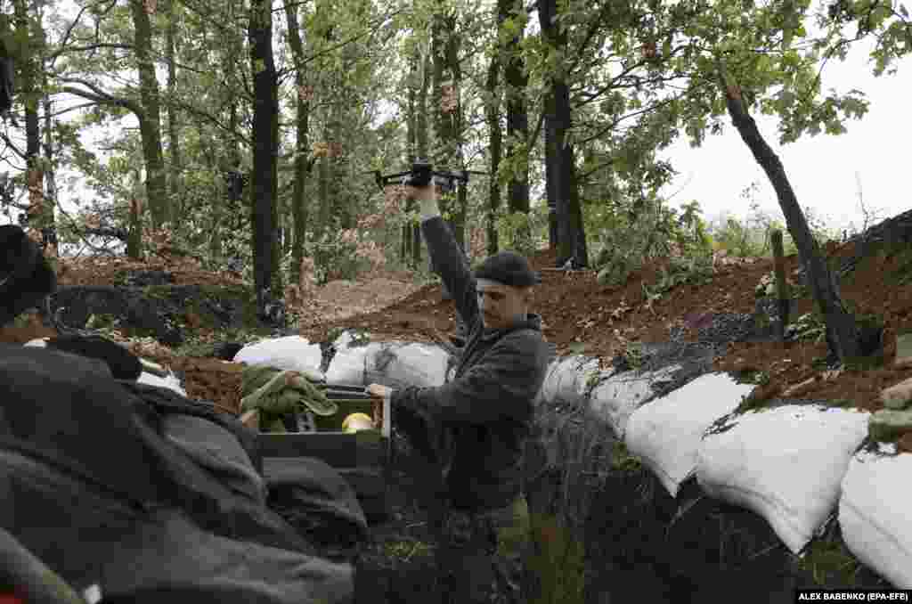Un operator de drone ucrainean, aflat în apropiere de front, pregătește o dronă pentru zbor. Dronele pot opera în medii cu risc ridicat și pot îndeplini misiuni care ar fi prea periculoase sau dificile pentru forțele terestre sau pentru aeronavele cu echipaj. În plus, progresele în materie de senzori și camere de înaltă rezoluție permit dronelor să opereze și pe timp de noapte. Cu toate acestea, capacitatea lor de a zbura în condiții de ploaie, zăpadă și ceață reprezintă încă o problemă.