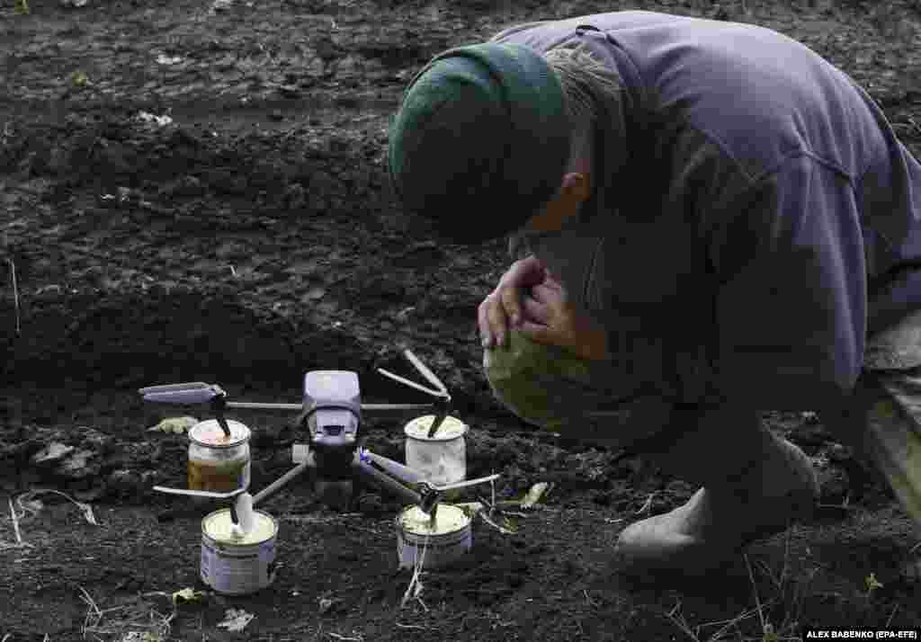 Ambele părți folosesc noi tehnici pentru a restrânge eficiența dronelor, cum ar fi folosirea războiului electronic pentru a le bruia sistemele de navigație GPS.