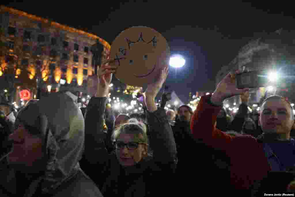 Aceste alegeri îi vor pune probleme și mai mari lui Vučić, întrucât principalele partide de opoziție pro-europene au format o nouă coaliție, Serbia Împotriva Violenței. Acesta a fost sloganul protestatarilor care au ieșit pe străzile Serbiei în această vară, în urma a două omoruri armate în masă din luna mai, soldate cu moartea a 19 persoane, dintre care 10 într-o școală.