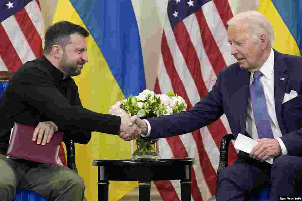 Predsednik SAD Džo Bajden rukuje se s ukrajinskim predsednikom Volodimirom Zelenskim tokom bilateralnog sastanka u Parizu 7. juna kada se Bajden javno izvinio zbog višemesečnog zadržavana paketa vojne pomoći u američkom Kongresu što je omogućilo Rusiji da ostvari dobitke na bojnom polju. Predstavnički dom SAD je odobrio 61 milijardu dolara vojne pomoći Ukrajini posle višemesečnog odlaganja usled sporenja unutar Republikanske partije.