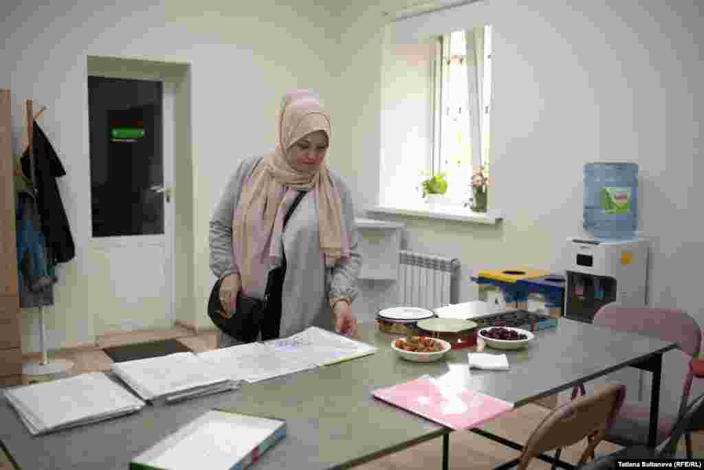 Mariana Cojocaru, o refugiata din Fâșia Gaza, studiază repertoriul corului. S-a alăturat recent echipei. 