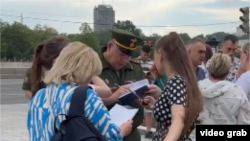 Captură video, după o postare pe rețele, de la un protest din vară al soțiilor și mamelor ruse, în fața clădirii Ministerului Apărării de la Moscova.