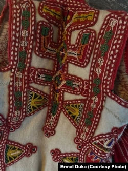 Simbole të punuara me dorë te xhupi (jeleku i gjatë), pjesa kryesore e veshjes mirditore.