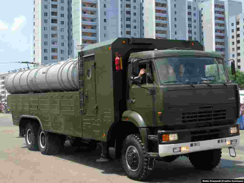 Pon'gae 5, o rachetă sol-aer de fabricație nord-coreeană, similară cu rachetele rusești S-300, care a fost văzută pentru prima dată în 2010. Capacitatea militară secretă a Coreei de Nord nu poate fi estimată cu acuratețe, dar un raport din 2021 al Institutului Internațional pentru Studii Strategice estimează că Phenianul deține aproximativ 4.000 de tancuri, 2.500 de vehicule blindate, 550 de avioane cu capacitate de luptă și 5.500 de lansatoare de rachete multiple cu muniția aferentă. O mare parte din arsenal este fie de producție sau de concepție sovietică, fie compatibil cu aceleași arme de concepție sovietică folosite de Rusia.