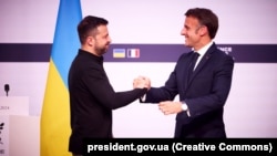 Volodimir Zelenski și Emmanuel Macron, Paris, 7 iunie 2024. Cea mai recentă din multele fotografii în care își dau mâna liderii Ucrainei și Franței. Se vor rări aceste ocazii dacă extrema dreaptă câștigă alegerile din Franța? 
