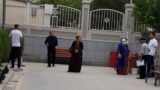 Türkmenistanyň banklarynyň biriniň daşynda duran raýatlar (Illýustrasiýa suraty)
