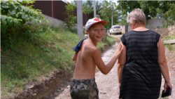 Războiul l-a separat de părinți și frați. Un copil refugiat și-a găsit a doua familie în Moldova