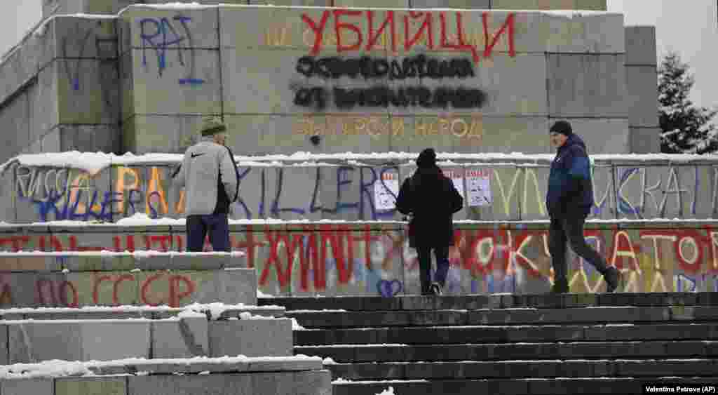 28 Februarie 2022: Monumentul este acoperit de mesaje precum &bdquo;ucigașii&rdquo;, în bulgară și engleză. Dezbaterea despre soarta monumentului durează deja de ani buni.&nbsp;