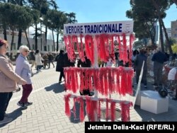 Verore tradicionale shiten në një rrugë të Tiranës.