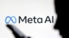 Një logo e Meta AI dhe silueta e një personi duke përdorur një telefon mobil.
