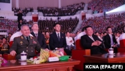 Ruski ministar odbrane Sergej Šojgu (prednji lijevo) i lider Sjeverne Koreje Kim Džong Un (prednji desno) u Pjongjangu 27. jula 2023.