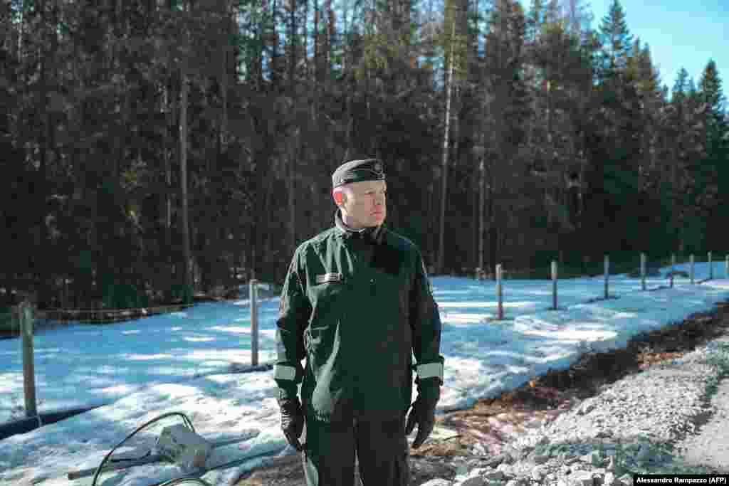 Полковник от финландската гранична охрана Мика Риткоенен близо до руската граница е сниман на 14 април. Финландската гранична охрана казва, че изграждането на оградата се очаква да струва около 380 милиона евро. Тя по думите им е „необходима в ситуации, в които незаконното влизане е инструментализирано или мащабно“. Хелзинки добавя още, че „преградната ограда също ще намали зависимостта на Финландия от ефективността на руския граничен контрол“.