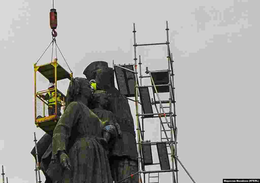 Рабочие, демонтирующий памятник. 13 декабря 2023 года. По сообщениям, после полного демонтажа детали памятника перевезут на неуказанный «государственный объект», затем он будет вновь выставлен на всеобщее обозрение 