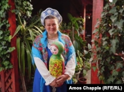 Maria Fedul poartă hainele tradiționale rusești pe care le produce și le vinde concetățenilor săi lipoveni, dar și turiștilor din Sarichioi.