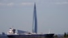 Un petrolier navighează în Golful Finlandei pe lângă zgârie-norii Lakhta Center, sediul monopolului rusesc de gaze Gazprom din Sankt Petersburg.