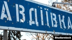 Un indicator rutier ciuruit de gloanțe la intrarea în Avdiivka, în regiunea ucraineană Donețk, devastată de război