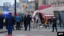 Ruski istražitelji kod kafića u Sankt Peterburgu u kojem je bloger Maksim Fomin (Vladlen Tatarski) ubijen u eksploziji u aprilu.