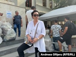 Pe 10 iunie, președinții secțiilor de votare au stat la rânduri uriașe pentru a preda buletinele de vot.