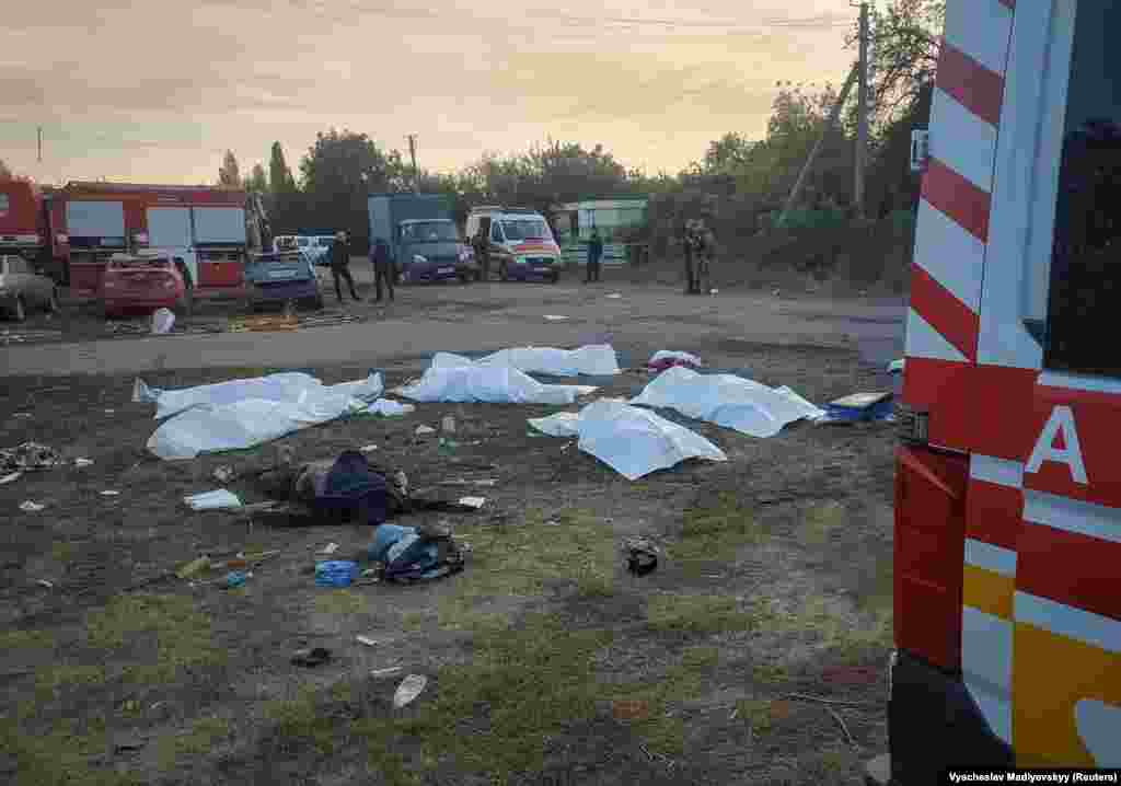 Ministar unutrašnjih poslova Ihor Klimenko rekao je da su žitelji sela od oko 330 ljudi držali pomen u kafiću u vreme napada. Lokalni zvaničnici su rekli da su tada ljudi ručali.