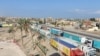 Kolona e kamionëve duke pritur tash e shumë ditë për të futur ndihma humanitare në Rripin e Gazës në pikëkalimin me Egjiptin, Rafah.
