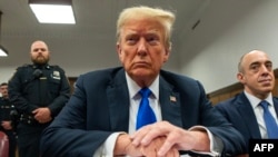 Trump s-a prezentat de îndată după verdict, din nou, ca o victimă a justiției corupte de politicieni, și a proclamat că America „a ajuns în iad”.
