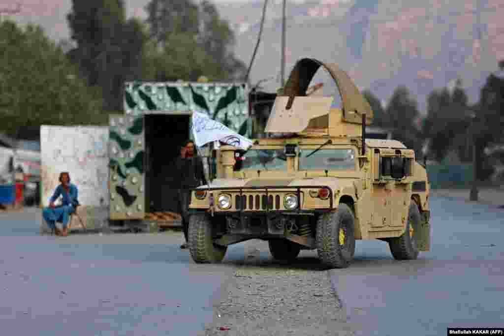 Humvee vozilo blizu zatvorenih vrata graničnog prijelaza Torkham. Pakistan je branio svoju odluku da zatvori svoj glavni granični prijelaz s Afganistanom koji nema izlaz na more, rekavši da tamošnje talibanske vlasti pokušavaju izgraditi &quot;nezakonite strukture&quot; na svom teritoriju i &quot;pribjegavaju neselektivnoj pucnjavi&quot; kada ih izazovu. &nbsp;