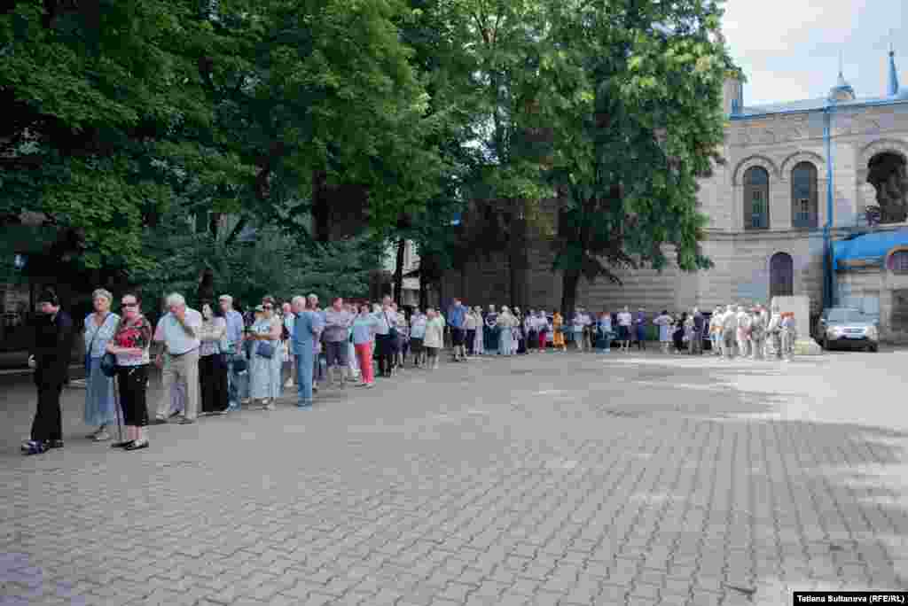 În fața Liceului Teoretic „Gheorghe Asachi” din Chișinău, unde au fost deschise trei secții de votare, s-a format o coadă lungă de câteva zeci de metri. 