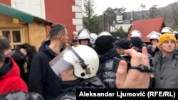 Policija je na Cetinju spriječila veći sukob nakon što je uoči početka nalaganja badnjaka došlo do sukoba između poglavara Crnogorske pravoslavne crkve Mihaila i Borisa, 6. januara 2024.
