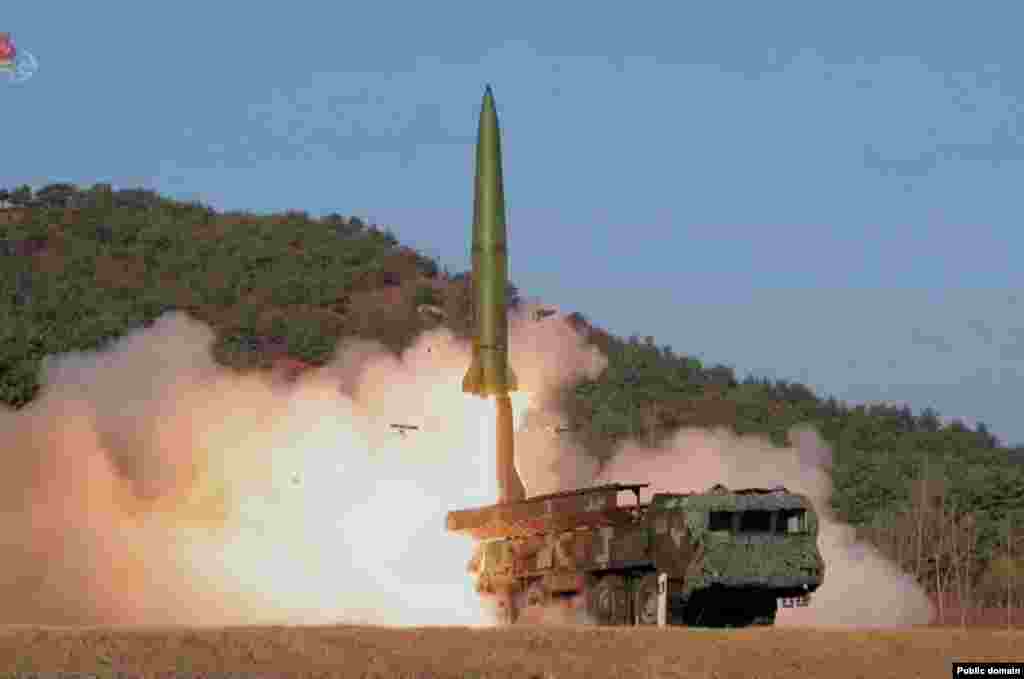 O fotografie de arhivă a unei rachete balistice tactice cu combustibil solid KN-23 lansată în timpul unui exercițiu în Coreea de Nord.&nbsp; Ucraina nu a precizat ce rachete nord-coreene crede că au fost folosite de Rusia, dar analiștii au indicat KN-23, care arată în aparență aproape identic cu Iskander-ul rusesc și/sau KN-24, o copie aparentă a ATACMS-ului fabricat în SUA.