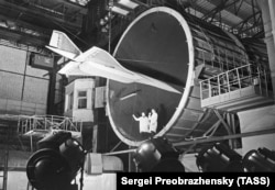 O machetă a avionului supersonic de pasageri Tupolev Tu-144 este pregătită pentru teste structurale la Institutul de cercetări aerodinamice Jukosvki, din apropiere de Moscova, în 1971.