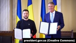 Președinții ucrainean și român arătând înțelegeri semnate cu ocazia vizitei lui V. Zelenski la București, în octombrie 2023.