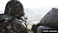 Հայ զինվորը մարտական հենակետում՝ հերթապահության ժամանակ, արխիվ