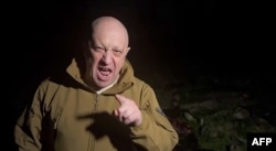 Prigojin se adresează capilor armatei ruse, stând în fața unor cadavre despre care pretindea că sunt luptători Wagner căzuți la datorie, într-o înregistrare video postată pe 5 mai.