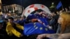 Mii de persoane, în special tineri, au protestat zile și nopți la rând pentru ca Parlamentul georgian să renunțe la legea „agenților străini”, aflată în faza lecturii finale. Imagine de la protestul din seara de 12 spre 13 mai.
