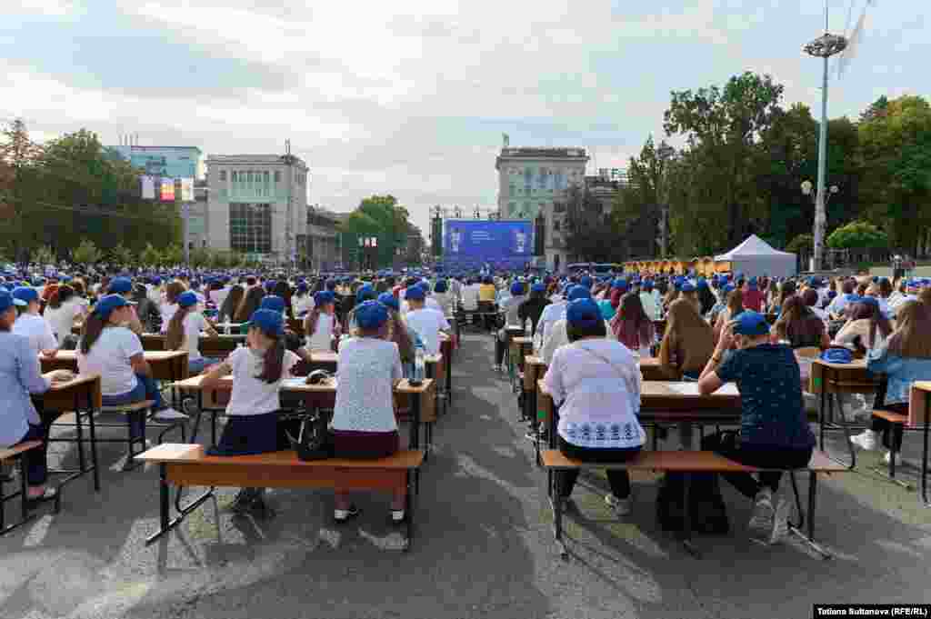 Marea Dictare Națională s-a desfășurat nu doar în capitală, dar și în 15 centre raionale din țară, numărul total al participanților depășind cifra record de 2.500.