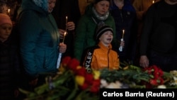 Gjatë varrimit të disa viktimave civile në Ukrainë