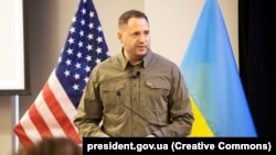 За словами Андрія Єрмака, сторони обговорили підготовку безпекових гарантій для України, а також розширення співпраці у військовій, оборонній та економічній сферах