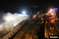 Vatrogasci na mjestu nesreće, gdje su se sudarila dva voza, u blizini grada Larisse, Grčka, 1. marta 2023.