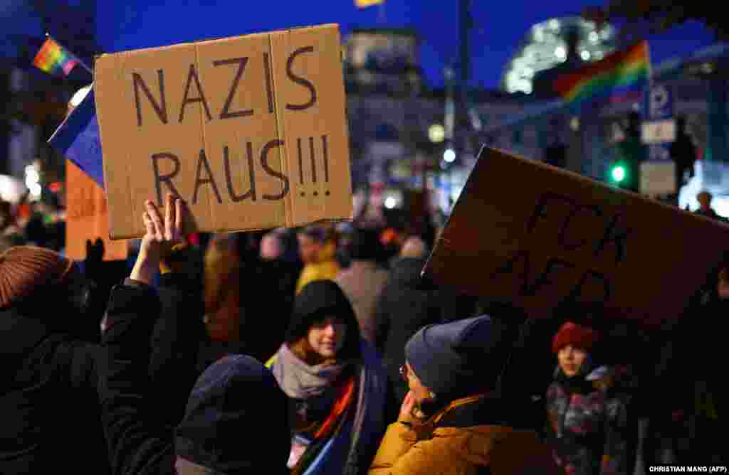 Articolul Correctiv a făcut valuri în Germania. Politicienii, mediul de afaceri, liderii religioși, societatea civilă și până și figuri din lumea fotbalului cer protejarea democrației &ndash; unii parlamentari germani cer chiar și interzicerea partidului AfD. Constituția germană consideră neconstituționale partidele care doresc să submineze sau să anuleze democrația țării. &bdquo;Afară cu naziștii&rdquo; - Berlin, 21 ianuarie.